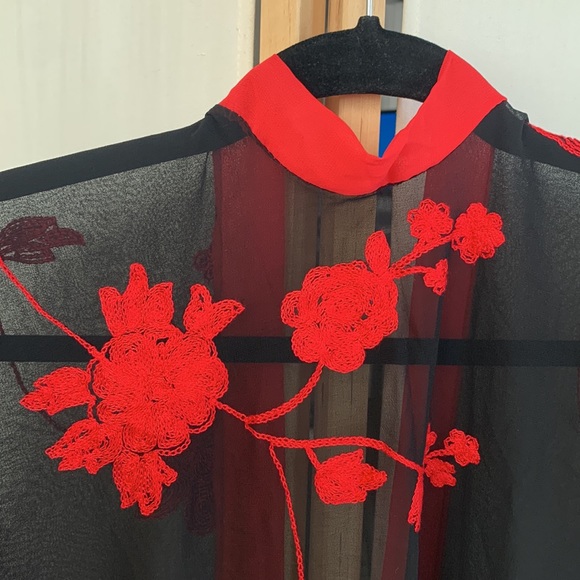 Sexy night gown/wrap, 100% polyester, black with red floral embroideries - Picture 6 of 7